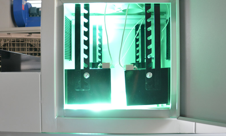 桌面式手機(jī)數(shù)據(jù)線粘接UV固化機(jī).jpg 桌面式手機(jī)數(shù)據(jù)線粘接UV固化機(jī).jpg